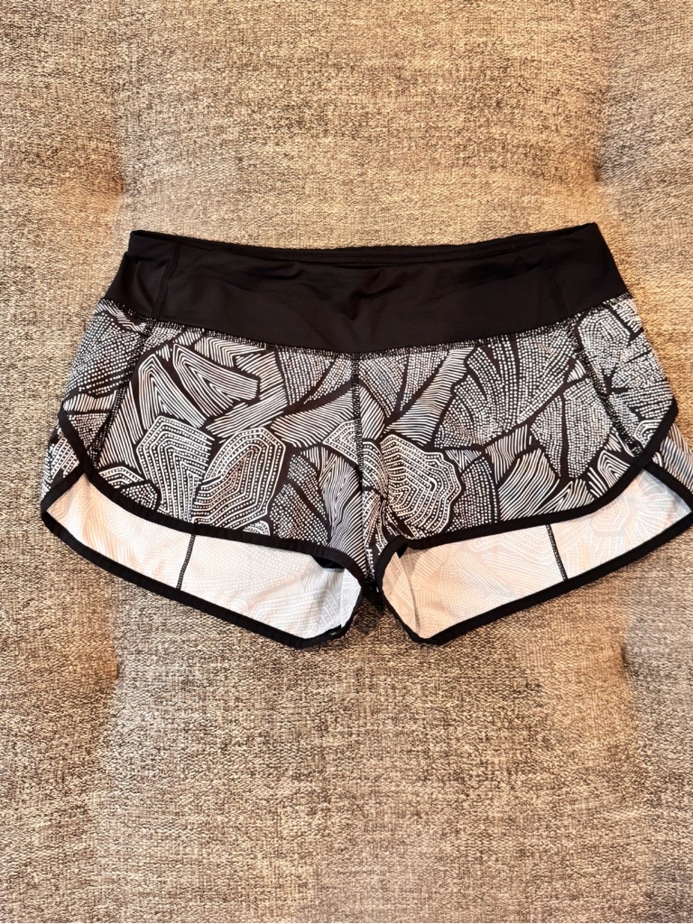 lululemon athletica Black & White Abstract Print Athletic Shorts size 6